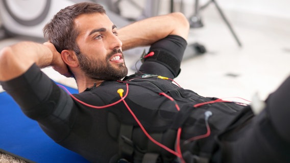 Ein junger Mann beim EMS-Training. © V&P Photo Studio/fotolia Foto: V&P Photo Studio