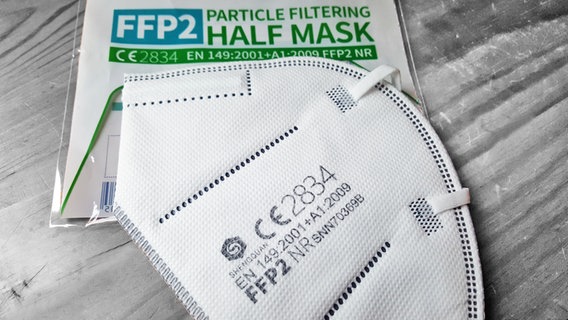 Eine FFP2-Maske liegt auf einer Verpackung. © NDR Foto: Kathrin Weber