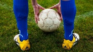Ein Fußballer legt sich den Ball zurecht.  Foto: Uwe Umstätter