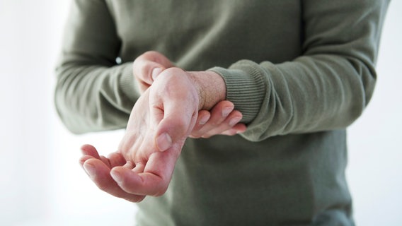 Ein Mann hält sich das schmerzende Handgelenk. © Panthermedia Foto: imagepointfr