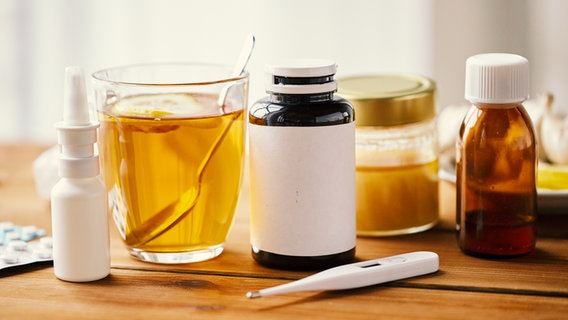Hustensaft, Tee, Honig und Tabletten stehen auf einem Holztisch © colourbox.de / Syda Productions Foto: Syda Productions