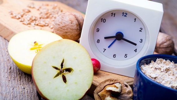 Eine Uhr neben einem gesunden Frühstück. © COLOURBOX Foto: azgek