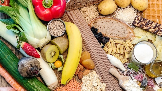 Viele kohlenhydrathaltige Lebensmittel: Gemüse, Obst, Nudeln, Kartoffen, Brot, Reis, Haferflocken, Süßigkeiten, Zucker, Honig, Mehl © NDR 