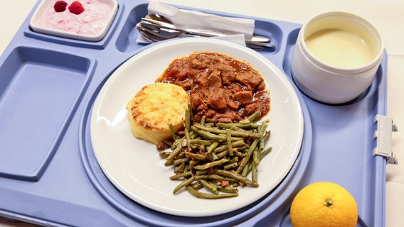 Klinikessen mit Gulasch und Bohnen auf einem Tablett. © imago/JOKER Foto: JörgxLoeffke