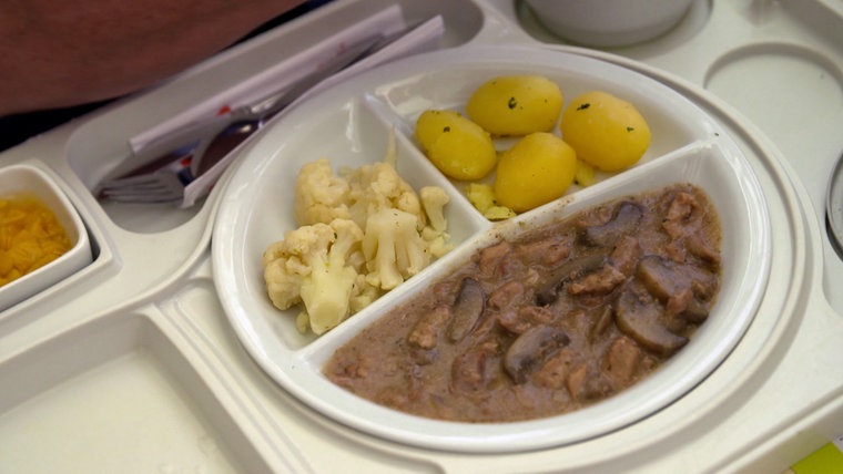 Aufnahme eines Krankenhaus-Mittagessens für Kassenpatienten: Gulasch, Kartoffeln und Blumenkohl. © NDR