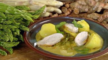 A turmeric asparagus curry with jacket potatoes and chicken served on a plate.  © NDR Photo: Screenshot NDR