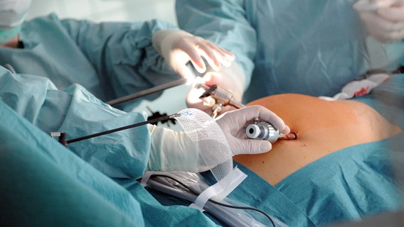 Minimalinvasive Operation eines Leistenbruchs © IMAGO/Funke Foto Services Foto: Diana Roos