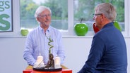 Ernährungs-Doc Jörn Klasen und Patient sitzen vor einem fernöstlichen Arrangement aus Kerzen und einer Buddhafigur. © NDR 