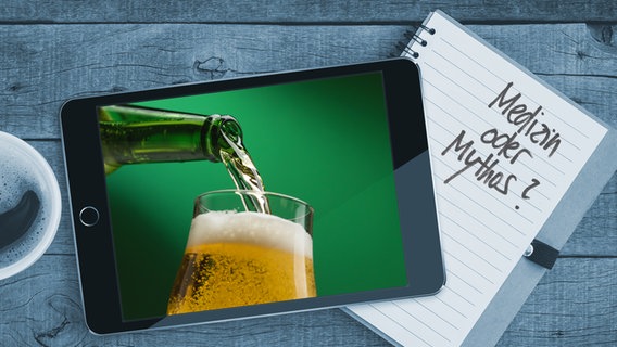 Auf einem Tisch liegt ein Tablet mit einem Bild von einem frisch eingeschenkten Bier. Auf einem Notizblock sind die Worte "Medizin oder Mythos" zu lesen (Montage) © Colourbox/Fotolia Foto: Blackzheep/stokkete