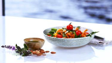 Eine Bowl mit Möhrennudeln, daneben ein Schälchen mit Mandelpesto. © NDR Foto: Moritz Schwarz/Oliver Zydek/Julian Ringer