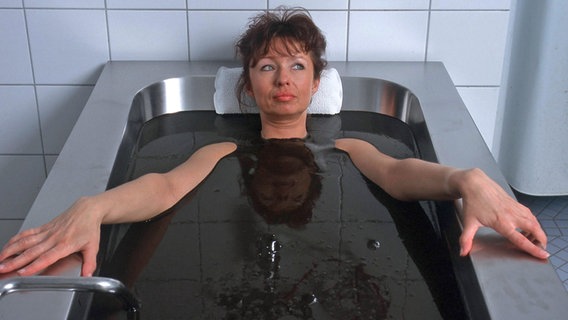 Eine Frau liegt in einer mit Moor gefüllten Badewanne © imago Foto: Jochen Tack