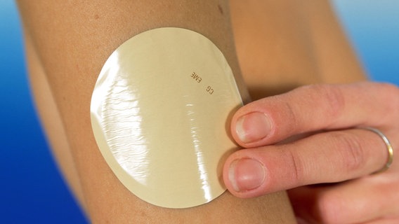 Nicotine patch on a woman's arm Nicotine patch on a woman's arm © imago images Photo: Michael Westermann