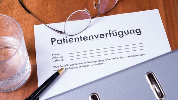 Patientenverfügung, Brille und Stift liegen auf einem Tisch. © Fotolia.com Foto: Jürgen Hüls