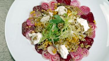 Rote-Bete-Carpaccio mit Meerrettich auf einem Teller angerichtet. © NDR 