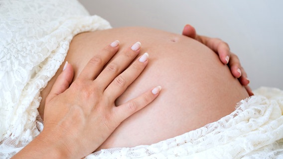 Bauch einer schwangeren Frau. © Fotolia Foto: drubig-photo