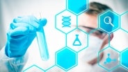 Ein Labor-Mediziner hält ein Reagenzglas in die Höhe. Im Vordergrund des Bildes sind grafische Elemente wie DNA und eine Lupe zu sehen. © Panther Media Foto: mikkolem