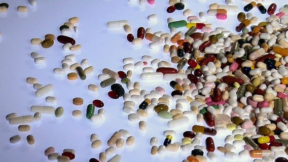 Viele teure Medikamente werden von der Pharmaindustrie auf den Markt gebracht, obwohl sie keinen medizinischen Nutzen haben. Die Vermarktung dieser Präparate  lässt sich die Industrie mehrere Milliarden Euro kosten. © © NDR 