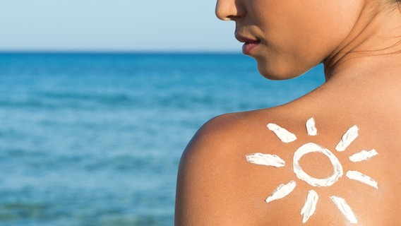 Woman's back with a sun made of sun milk.  © fotolia.com Photo: Rido