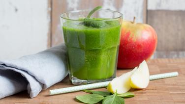 Ein Glas grüner Smoothie steht neben einem Apfel. © NDR Foto: Claudia Timmann