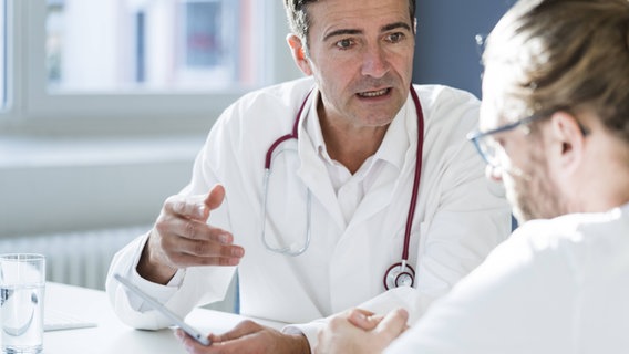 Schwarzer Stuhlgang: Arzt im Diagnose-Gespräch mit einem Patienten © imago / Westend61 Foto: Joseffson
