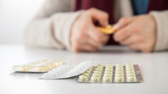 Schmerztabletten auf einem Tisch. © picture alliance 