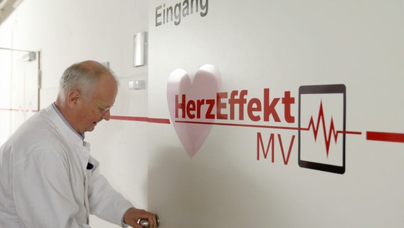 Hermann Dittrich geht in das Care-Center des Gesundheitsprojektes "HerzEffekt" © picture-alliance/dpa Foto: Bernd Wüstneck