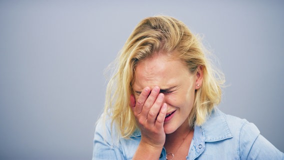 Frau mit schmerzverzerrtem Gesicht © colourbox Foto: peopleimages.com