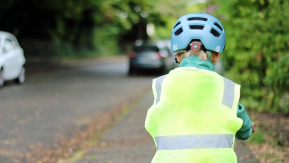 Kind mit reflektierender Kleidung im Straßenverkehr © NDR Foto: Elke Janning