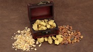 Gold, Weihrauch und Myrrhe in einem Holzkästchen. © marilyn barbone 