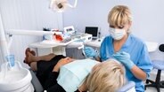 Eine Zahnärztin in einer Parxis behandelt eine Patientin © Colourbox Foto:  Serghei Starus