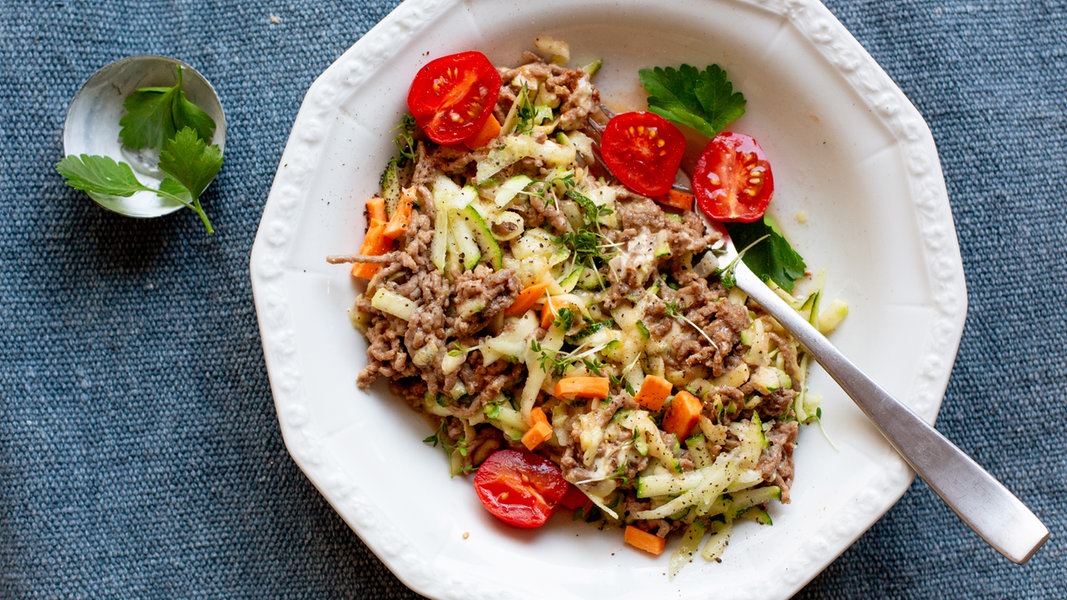 Zucchini-Nudeln mit Hacksoße | NDR.de - Ratgeber - Kochen - Rezepte