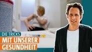 Moderator Jo Hiller, im Hintergrund eine Frau, die eine Spritze bekommt. © picture alliance 