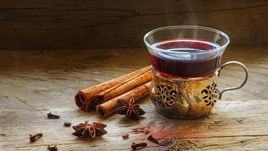 Glühwein mit Zimtstangen. © fotolia Foto: Maren Winter
