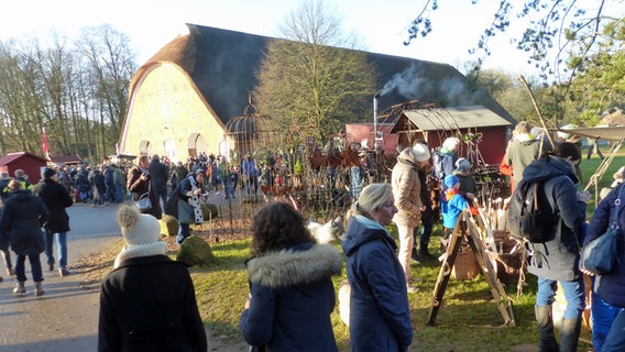 Besucherinnen und Besucher auf dem Weihnachtsmarkt von Gut Bossee rund um den historischen Kuhstall © Gut Bossee 