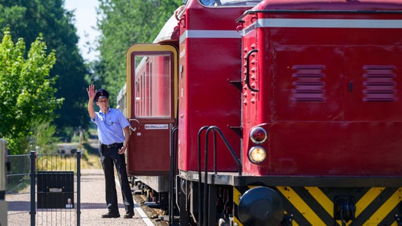 Ein Schaffner pfeift zur Abfahrt der Museumsbahn Heide-Express. Ein Schaffner pfeift zur Abfahrt der Museumsbahn Heide-Express. © picture alliance/dpa/Philipp Schulze Foto: Philipp Schulze