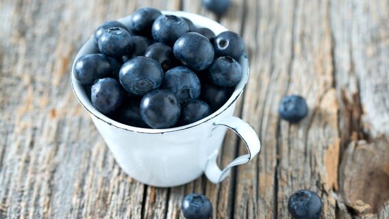 Heidelbeeren in einer Tasse. © fotolia.com Foto: Diana Taliun