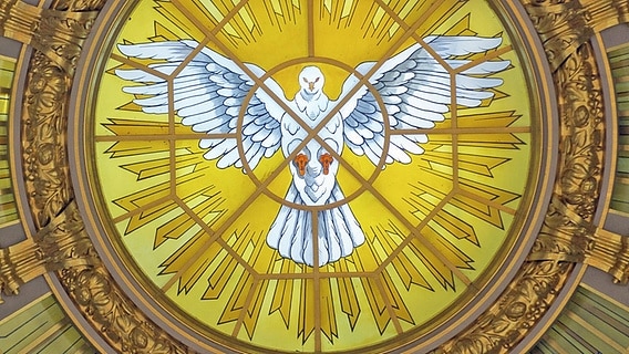 The image of a white dove as a symbol for the Holy Spirit in a dome of the Berlin Cathedral © imago images / epd 
