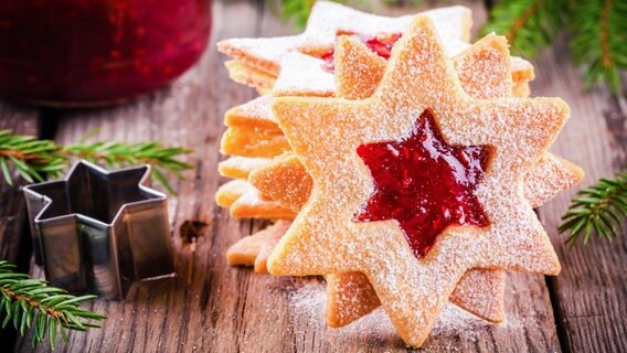 Weihnachtlicher Keks in Sternform mit Marmeladenfüllung. © fotolia.com Foto: nblxer