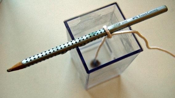 Bleistift auf einer Kerzenform aus Kunststoff. © dpa Foto: Jennifer Heck
