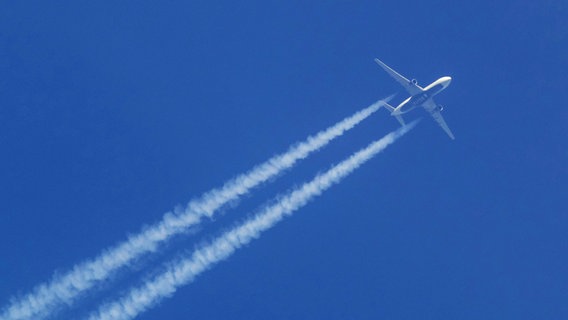 Samolot zostawia na niebie ślady oparów.  © Image Alliance / blickwinkel Zdjęcie: A.  Hartl