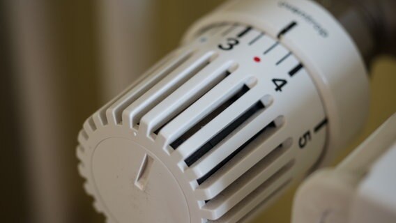 Ein Thermostat an einer Heizung.  Foto: Anja Deuble