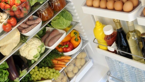 Ein gut gefüllter Kühlschrank © picture alliance/Food and Drink Photos Foto: Foodfolio