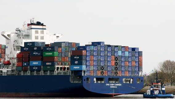 Ein Containerschiff auf der Elbe. © NDR Foto: Anja Deuble