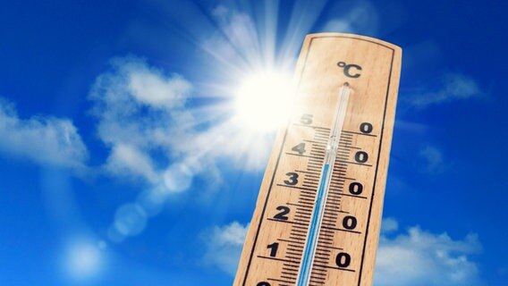 Ein Thermometer zeigt 39°C vor blauem Himmel und Sonnenschein. © Fotolia Foto: Jenny Sturm