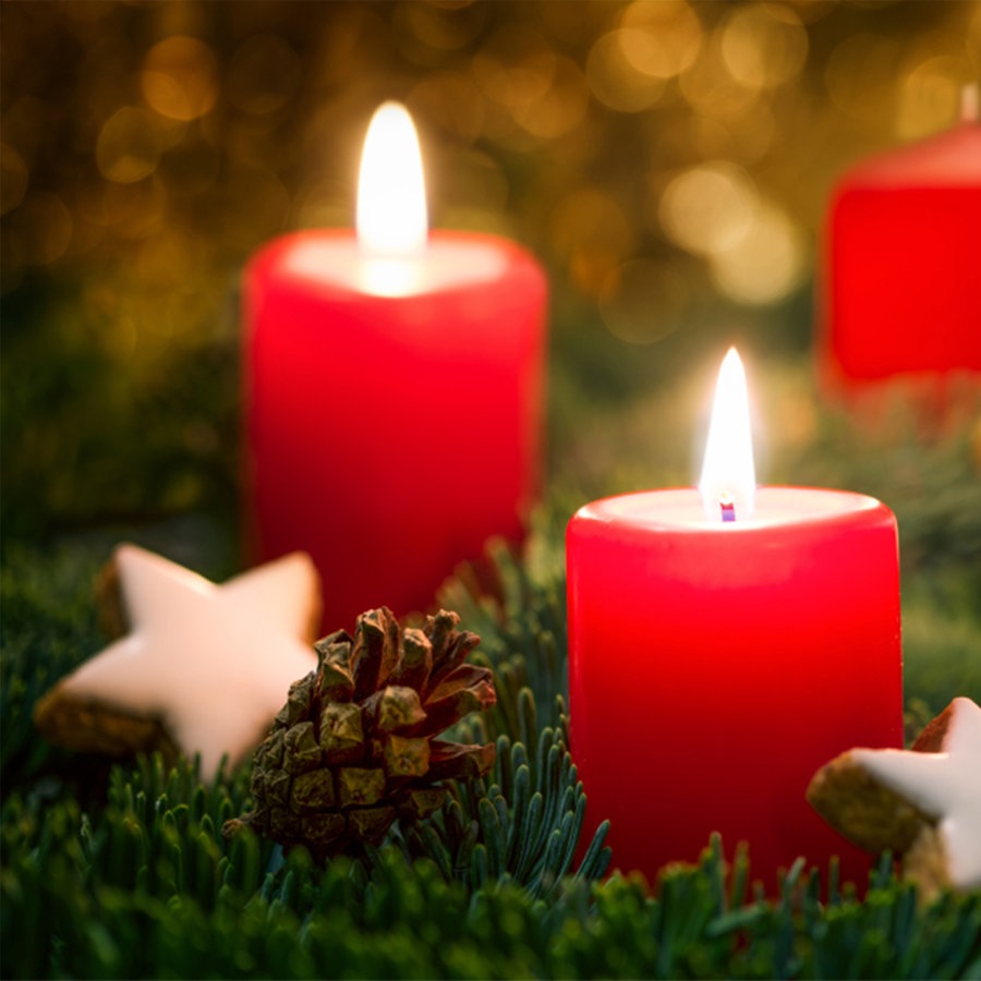 Adventskranz mit drei brennenden Kerzen. © fotolia Foto: eyetronic