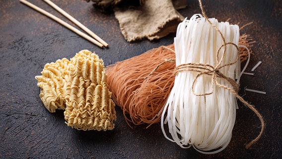 Various dried Asian noodles.  © color box Photo: Yuliya Furman