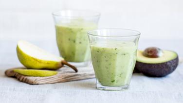 Zwei Gläser mit Avocado-Birnen-Smoothie stehen auf dem Tisch. © NDR Foto: Claudia Timmann