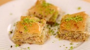 Baklava auf einem Teller © NDR Foto: Timo Robben