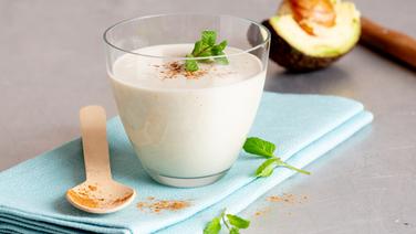 Ein Bananen-Avocado Smoothie im Glas steht auf einer Arbeitsfläche. © NDR Foto: Claudia Timmann