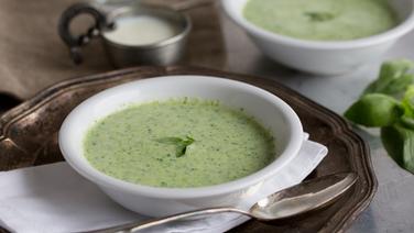 Zwei Schüsseln mit Basilikum-Dickmilch-Suppe stehen auf einem dem Tisch. © NDR Foto: Claudia Timmann